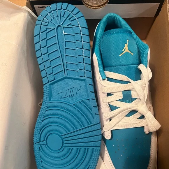 Brand New SZ 7y Air Jordan low  . - Picture 2 of 5